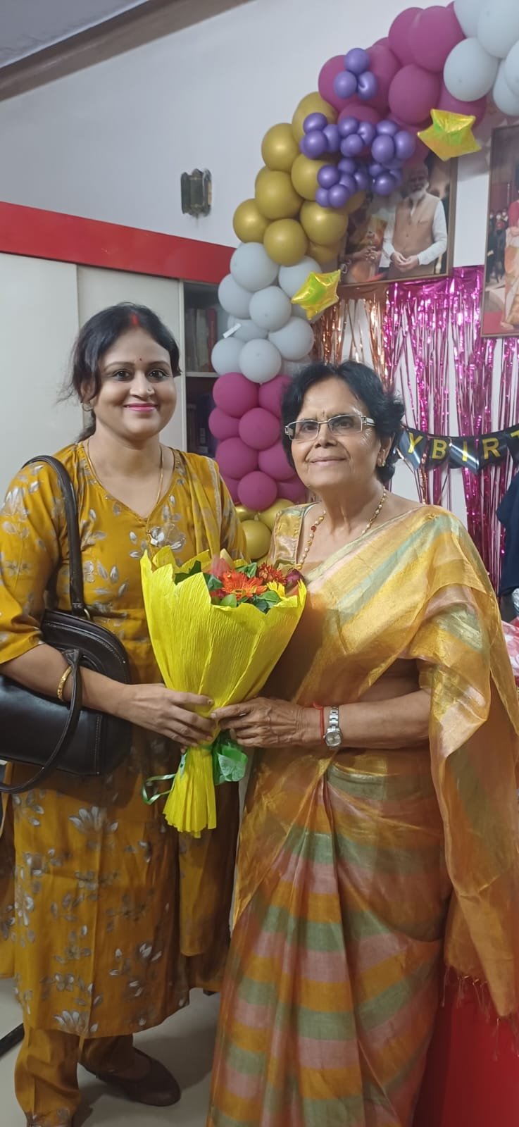 Soul rehablitation centre द्वारा विशेष बच्चों के लिए किए गए कार्यों से प्रभावित होकर पद्म श्री डॉ शांति राय द्वारा उनके जन्मदिन पर उनकी लिखीं पुस्तक मेरी कथा पर ऑटोग्राफ सहित आशीर्वाद के रूप में प्राप्त करती अमृता गुड़िया।